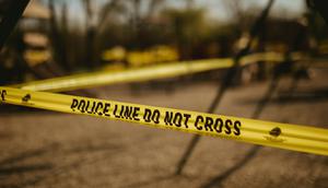 Ilustrasi garis polisi, police line, kejahatan.(Photo by Jenn on Unsplash)