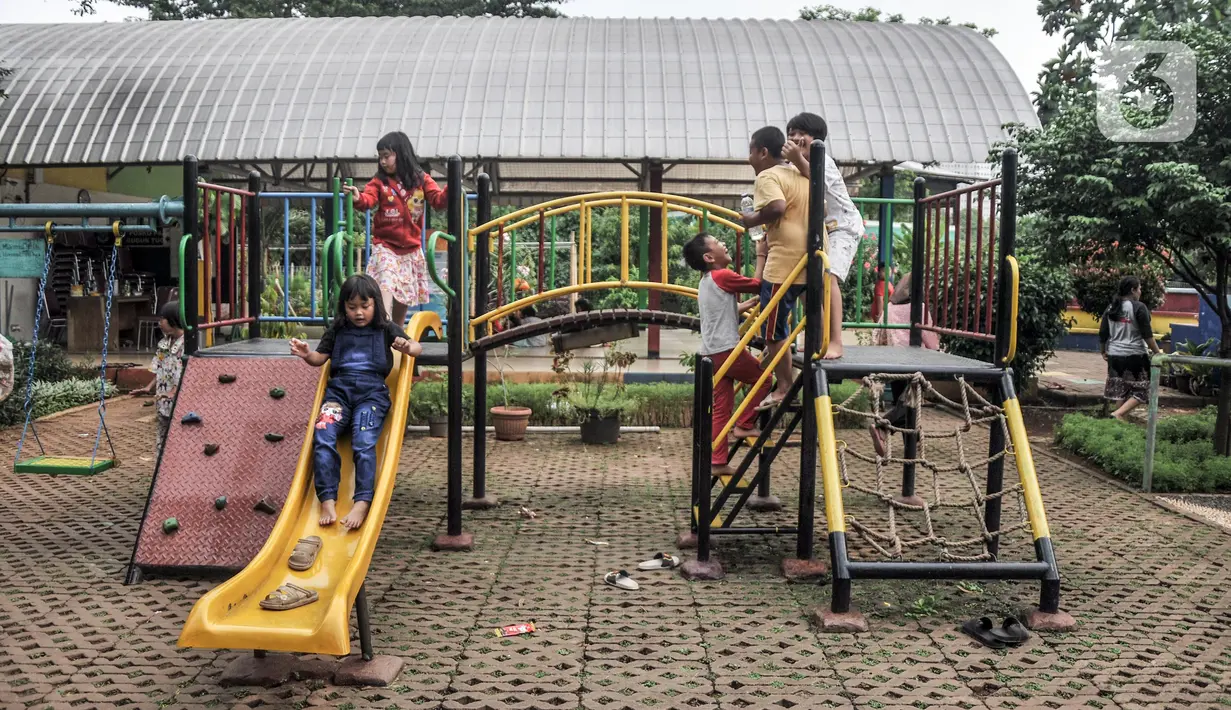 Anak-anak bermain perosotan di Ruang Publik Terpadu Ramah Anak (RPTRA) Rawa Jaya, Kelurahan Pondok Kopi, Duren Sawit, Jakarta Timur, Senin (6/6/2022). RPTRA masih menjadi tempat favorit anak-anak Ibu Kota untuk bermain serta ruang interaksi usai pulang sekolah. (merdeka.com/Iqbal S. Nugroho)