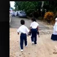 Sudah selayaknya sebagai sahabat saling bantu ketika kawannya mengalami kesusahan. (via: Facebook/Mohd Hanif Abd Rahaman)