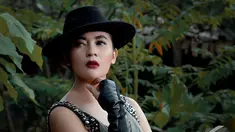 Indah Dewi Pertiwi tampil cantik saat menjalani pemotretan, Jakarta. Foto diambil pada Rabu (12/11/2014) (Liputan6.com/Fathan Rangkuti) 