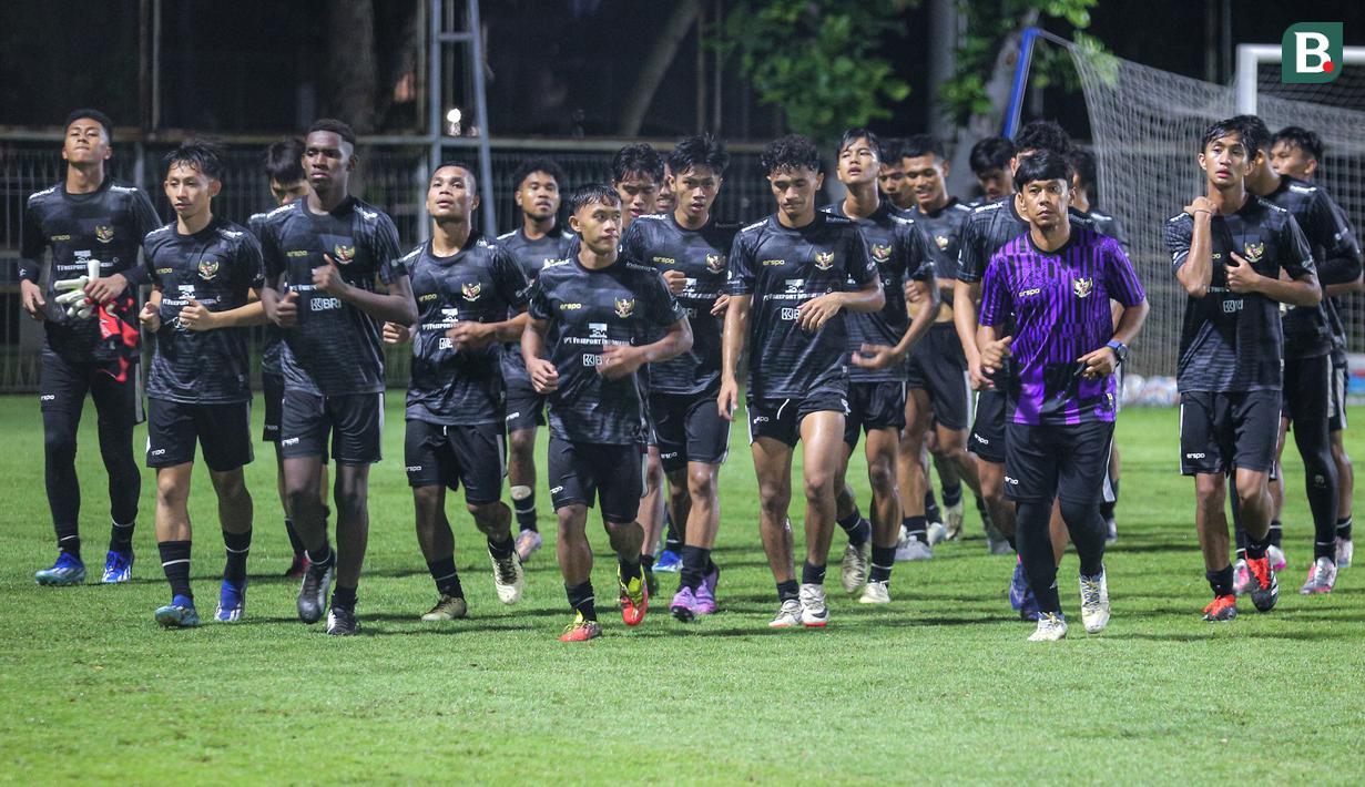 Sejumlah pemain Timnas Indonesia U-20 melakukan pemanasan saat pemusatan latihan yang berlangsung di Lapangan B, Senayan, Jakarta, Jumat (15/03/2024) malam. Pemusatan latihan ini sebagai bentuk persiapan Timnas Indonesia U-20 untuk mengikuti ajang Piala AFF U-19 2024 dan Kualifikasi Piala Asi U-20 2025. (Bola.com/Bagaskara Lazuardi)