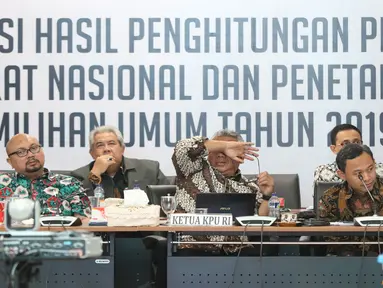 Ketua KPU RI, Arief Budiman (ketiga kiri) memimpin rapat Rekapitulasi Hasil Penghitungan Perolehan Suara Tingkat Nasional dan Penetapan Hasil Pemilihan Umum Tahun 2019, Jakarta, Minggu (5/5/2019). Rapat dihadiri partai politik, timses Capres/Cawapres dan Bawaslu. (Liputan6.com/Helmi Fithriansyah)