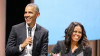 Tampil serasi dengan suami, Michelle dan Obama tampil kompak berbusana serba hitam rayakan tahun baru 2022. (Instagram/michelleobama).