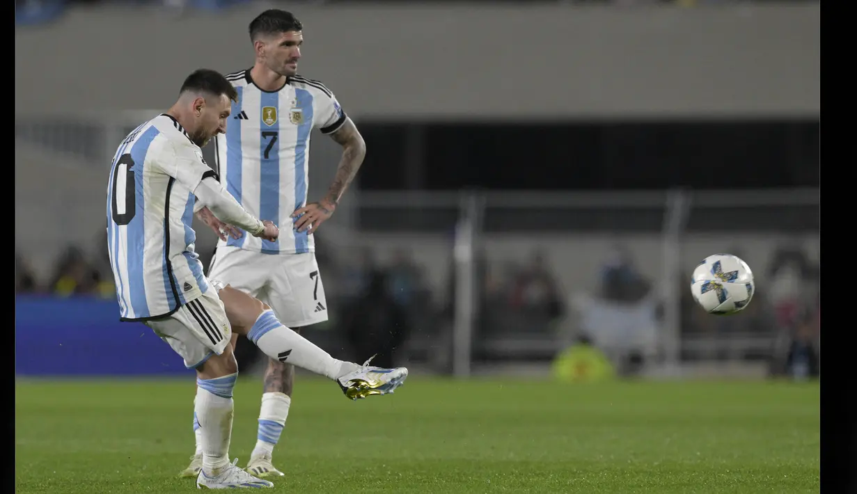 Pemain Timnas Argentina, Lionel Messi (kiri), melakukan tendangan bebas ke gawang Ekuador disaksikan oleh Rodrigo De Paul dalam pertandingan Kualifikasi Piala Dunia 2026 zona CONMEBOL yang berlangsung di Mas Monumental stadium, Buenos Aires, Jumat (8/9/2023) pagi WIB. Pada babak kedua, tepatnya menit ke-78, Lionel Messi berhasil mencetak gol lewat eksekusi tendangan bebas. (AFP/Juan Mabromata)