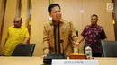 Ketua Umum Partai Golkar, Setya Novanto jelang Rapat Pleno XI Dewan Pakar bersama Ketua Dewan Pakar, Agung Laksono di Jakarta, Jumat (21/7). Rapat membahas perkembangan strategis actual Partai Golkar untuk konsolidasi. (Liputan6.com/HelmiFithriansyah)