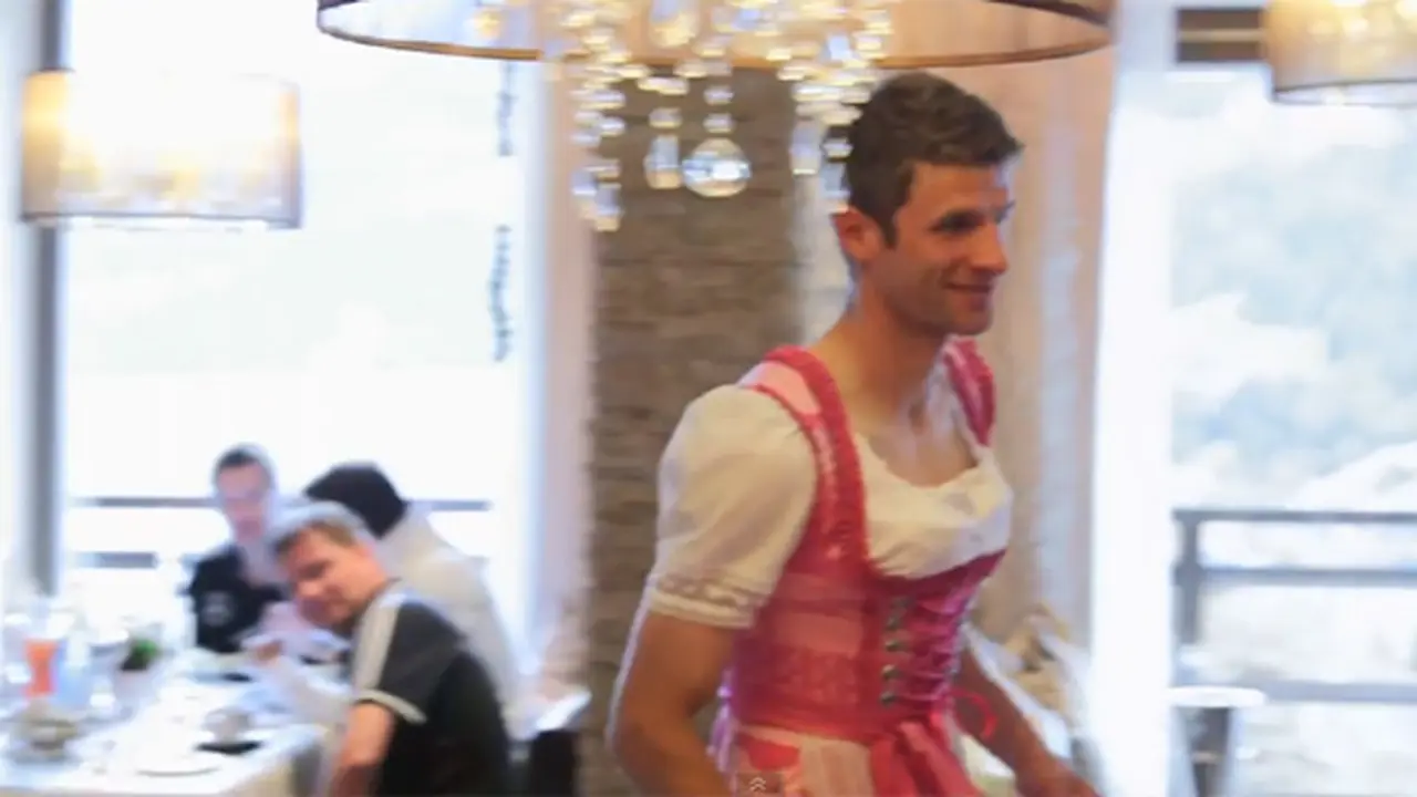 Die Mannschaft Membuat Muller Gunakan Gaun Pink (udah)