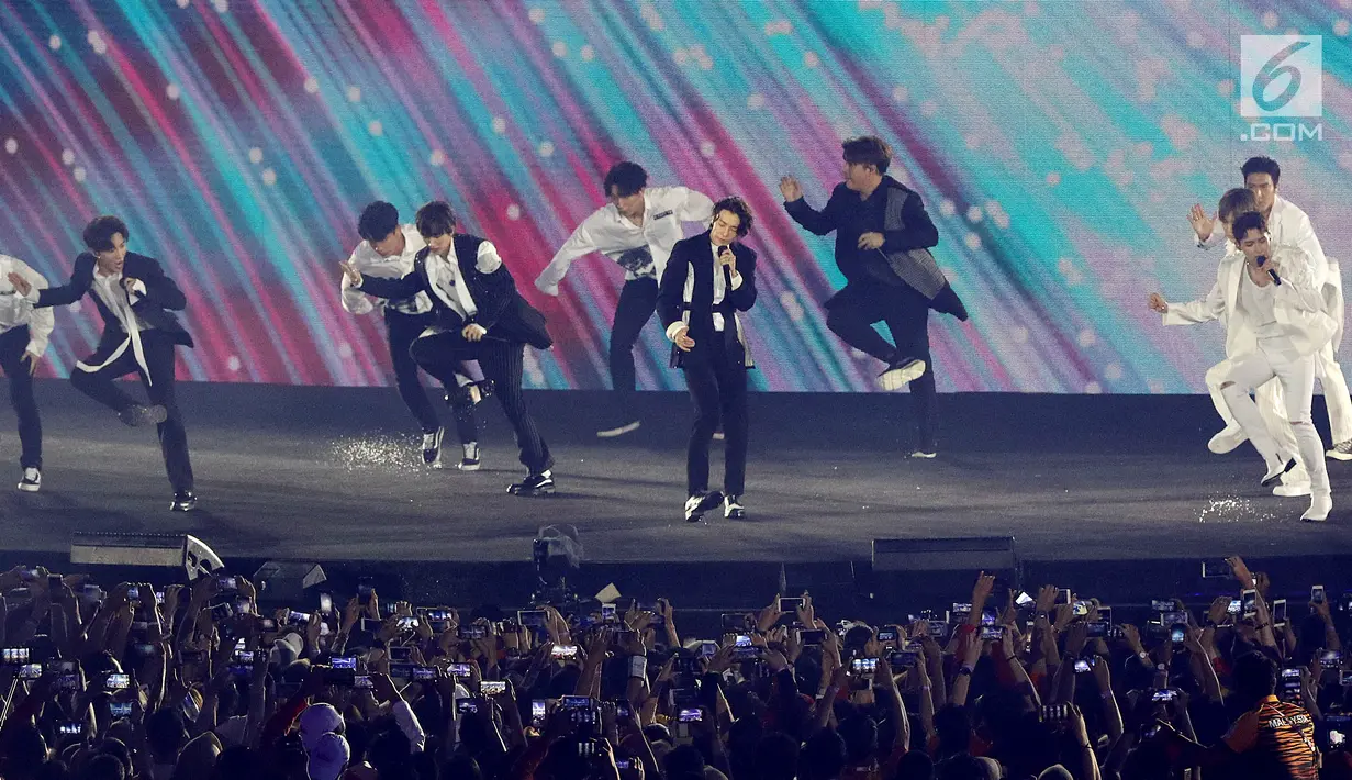 Boy band Korea Selatan, Super Junior tampil pada upacara penutupan Asian Games 2018 di Stadion Gelora Bung Karno, Jakarta, Minggu (2/9). Mereka membawakan tiga lagu hits. (Liputan6.com/Helmi Fithriansyah)