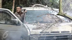 Ridho Rhoma saat pembuatan video klip singel 'Mengapa' di kawasan Cibubur, Jakarta, Kamis (9/2). Proses pembuatan video klip tersebut sempat tertunda akibat hujan. (Liputan6.com/Herman Zakharia)