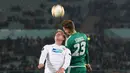 Pemain Rapid Vienna, Stefan Stangl, duel di udara dengan gelandang serang Viktoria Plzen dalam laga lanjutan Grup E Liga Europa di Stadion Ernst Happel, Wina, Austria, Jumat (23/10/2015) dini hari WIB. (Bola.com/Reza Khomaini)
