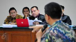 Terdakwa kasus dugaan korupsi pengadaan bus Transjakarta 2012-2013 Udar Pristono kembali menjalani sidang lanjutan dengan agenda mendengarkan keterangan saksi di Pengadilan Tipikor, Jakarta, Senin (1/6/2015). (Liputan6.com/Yoppy Renato)