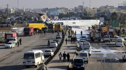 Pesawat penumpang Iran keluar dari landasan saat akan mendarat di Kota Bandar-e Mahshahr, Iran (27/1/2020). Tergelincirnya pesawat tersebut disebabkan sang pilot terlambat mendaratkan pesawat sehingga menyebabkan pesawat keluar dari landasan dan berhenti di jalan raya. (Mohammad Zarei/ISNA via AP)