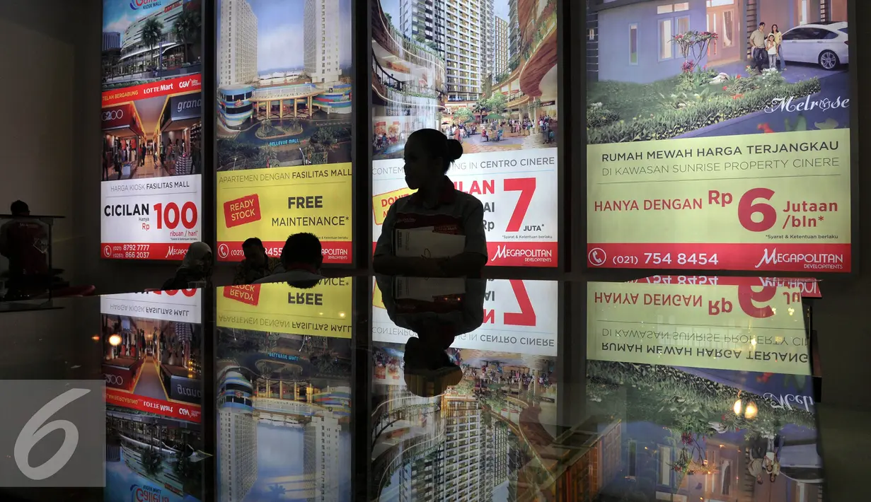 Penjaga stan saat pameran Real Estate Indonesia Expo 2015, di Jakarta Convention Center (JCC), Senayan, Jakarta, Sabtu (14/11/2015). Pameran yang ke 27 ini akan berlangsung hingga 22 November 2015 mendatang. (Liputan6.com/Johan Tallo)