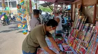 Jajaran Polsek Kota Banyuwangi lakukan razia petasan di pasar Banyuwangi. (Hermawan Arifianto/Liputan6.com)