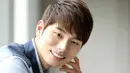 Dalam drama Waikiki, Lee Yi Kyung memerankan tokoh bernama Cheon Joon Ki, seseorang yang ingin menjadi aktor seperti ayahnya. (Foto: dramabeans.com)