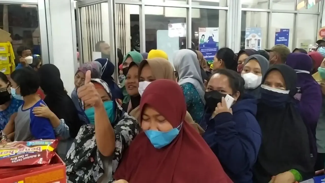 Warga di Bogor Serbu Minimarket untuk Cari Minyak Goreng