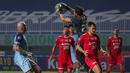 Kiper Persija Jakarta, Adixi Lenzivio (atas) menangkap bola saat melawan Persela Lamongan dalam laga pekan ke-4 BRI Liga 1 2021/2022 di Stadion Pakansari, Bogor, Jumat (24/09/2021). Persija menang 2-1. (Bola.com/Bagaskara Lazuardi)