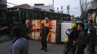 Bus TNI dan Mobil Boks Tabrakan, Jalan Raya Condet Macet Parah