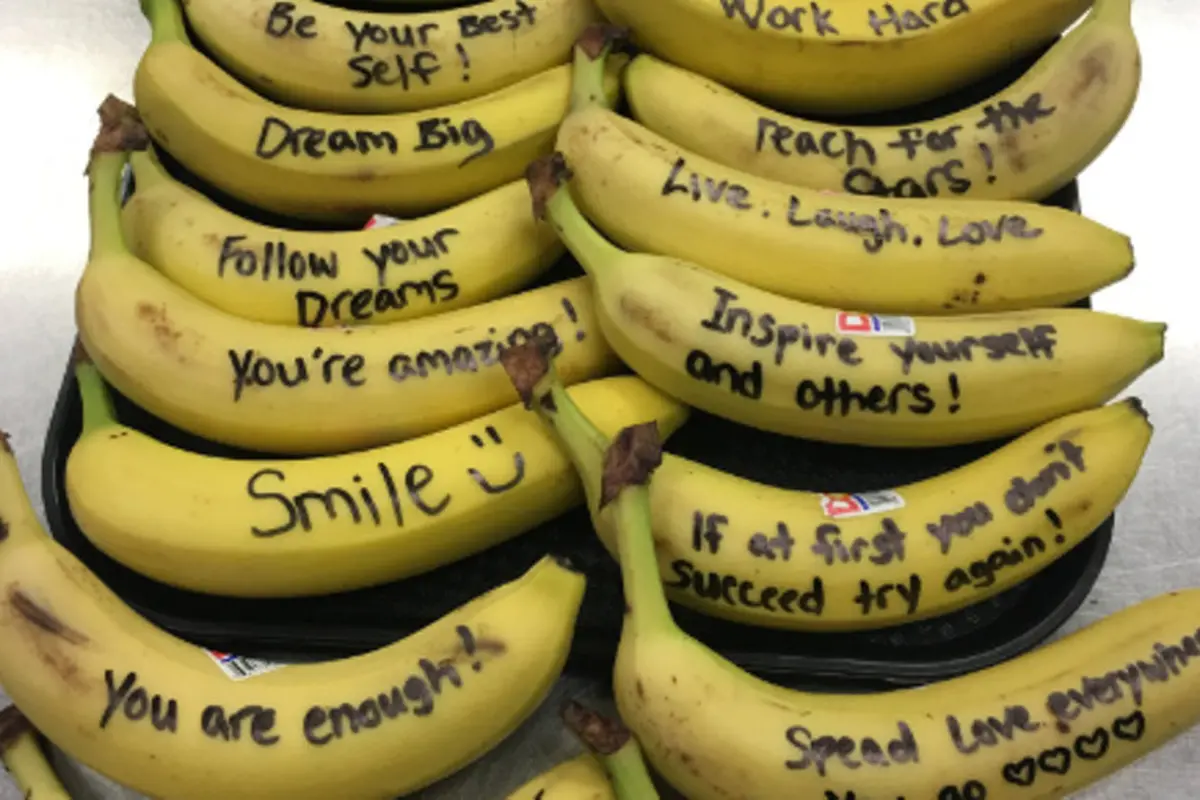 Bikin Kalimat Motivasi di Pisang, Aksi Penjaga Kantin Viral