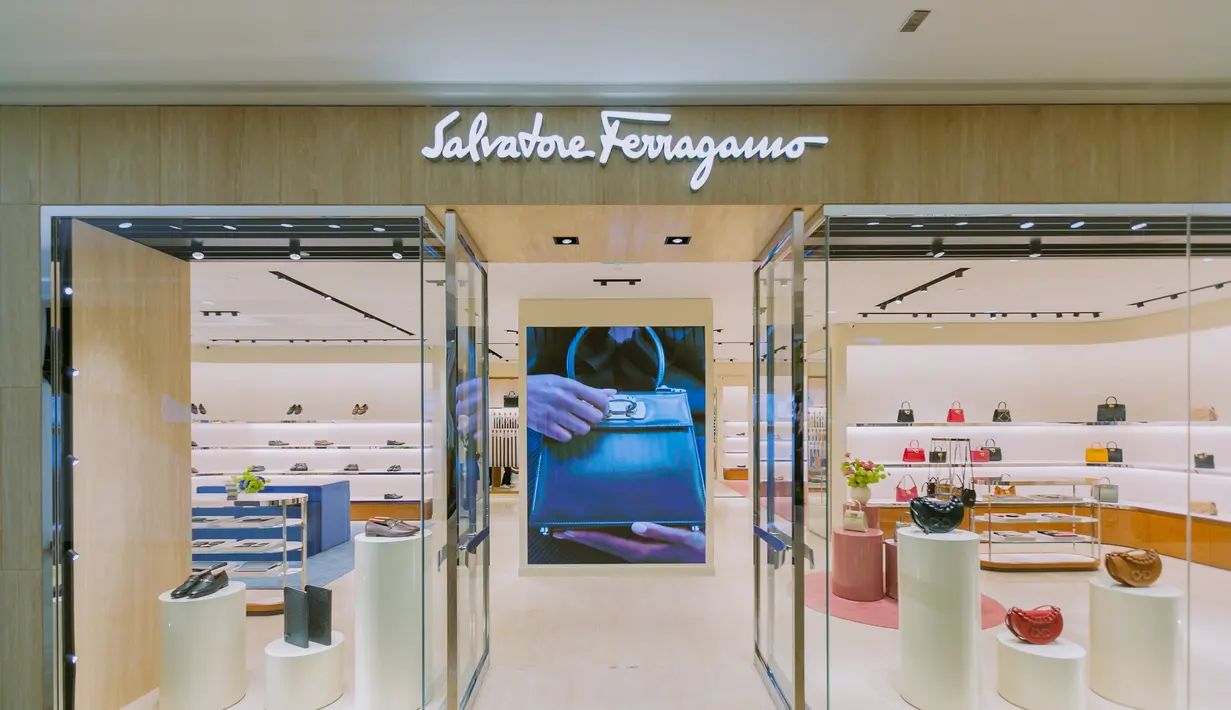 Ferragamo merupakan salah satu brand kenamaan dari Italia yang sudah tidak asing bagi pecinta luxurious brand. Brand yang berfokus pada barang-barang mewah terbuat dari kulit ini sudah tidak diragukan lagi kualitasnya di dunia dan kini menembus pasar Indonesia dengan membuka butik pertamanya di Plaza Indonesia. / Foto dok Ferragamo.