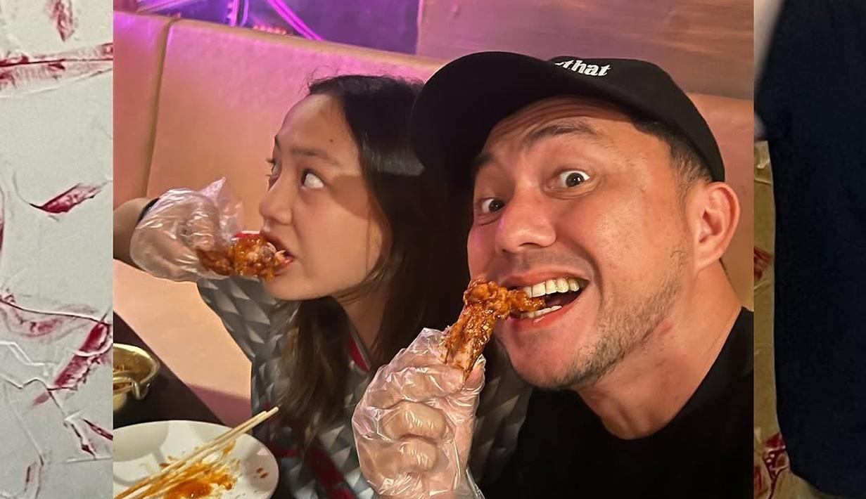 Unggah foto bareng sang putri di Instagram, banyak netizen yang memberikan komentar positif. Netizen memuji cara Omesh membangun hubungan dengan anak-anaknya dan berharap lebih banyak ayah bisa melakukan hal yang sama. Tampil simpel dengan baju jersey dan rambut yang dibiarkan digerai, sulung dari tiga bersaudara ini makin cantik mirip dengan sang ibunda. (Liputan6.com/IG/@omeshomesh)