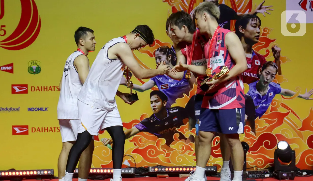 Fajar Alfian/Muhammad Rian Ardianto menyalami Man Wei Chong/Kai Wun Tee (Malaysia) usai laga final Daihatsu Indonesia Masters 2025 di Istora Gelora Bung Karno, Senayan, Jakarta, Minggu (26/1/2025). (Liputan6.com/Herman Zakharia)