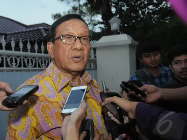 Ketua Dewan Pertimbangan Partai Golkar Akbar Tandjung mengunjungi kediaman BJ Habibie, Senin (15/12/2014). (Liputan6.com/Herman Zakharia)