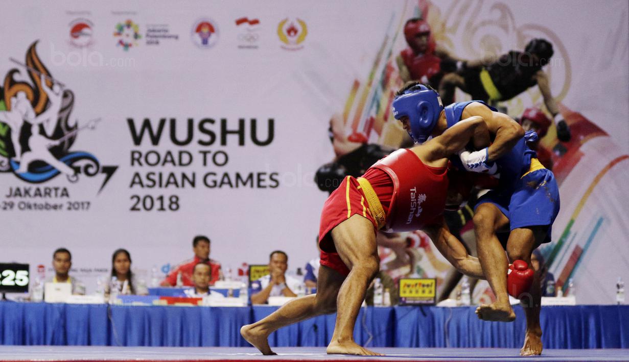 Atlet Wushu nomor Sanda beraksi pada Kejuaraan Nasional Wushu di Sport Mall Britama Arena Kelapa Gading,Jakarta, Sabtu, (28/10/2017). Ajang tersebut juga sebagai test event Asian Games XVIII 2018. (Bola.com/M Iqbal Ichsan)