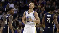 Ekspresi Pemain Golden State Warriors, Stephen Curry  usai mencetak poin bagi timnya saat  melawan Indiana Pacers pada laga NBA Oracle Arena,Oakland, California, (5/12/2016). (AP/Ben Margot)