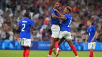 Bek Prancis Loic Bade (tengah) merayakan bersama rekan satu timnya setelah mencetak gol pada pertandingan sepak bola grup A putra antara Prancis dan Amerika Serikat sebagai bagian dari Olimpiade Paris 2024 di Stadion Marseille di Marseille pada 24 Juli 2024.NIKOLAS TUCAT / AFP