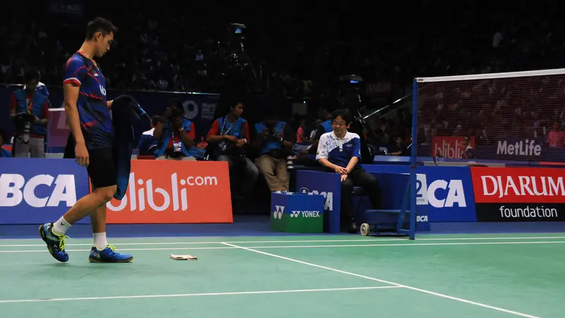 Pebulutangkis tunggal putera Indonesia, Jonatan Christie melihat ke lantai saat laga melawan  pemain Taiwan, Hsu Jen Hao di babak penyisihan BCA Indonesia Open 2016, Istora Senayan Jakarta,  Rabu (1/6/2016). Laga sempat dihentikan akibat atap Istora bocor