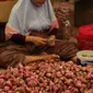 Pedagang mengupas bawang merah yang akan dijual di Pasar Induk Kramat Jati, Jakarta, Selasa (2/4/2019). Sejumlah pedagang di Pasar Induk Kramat Jati mengaku harga bawang merah dan bawang putih relatif stabil, meskipun terjadi kenaikan harga di beberapa daerah. (Liputan6.com/Immanuel Antonius)