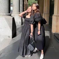 Bak saudara kembar, ini potret gaa Rossa dan Acha Septriasa kompak pakai dress hitam saat jalan-jalan di Sydney. (Instagram/itsrossa910).