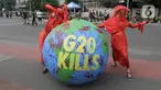 Aktivis lingkungan dari Extinction Rebellion Indonesia melakukan aksi penanganan mitigasi krisis iklim di Bundaran HI, Jakarta, Minggu (13/11/2022). Aktivis menuntut kepedulian negara-negara peserta KTT G20 untuk melakukan transisi energi yang berkelanjutan dan berkeadilan dalam krisis iklim. (merdeka.com/Arie Basuki)