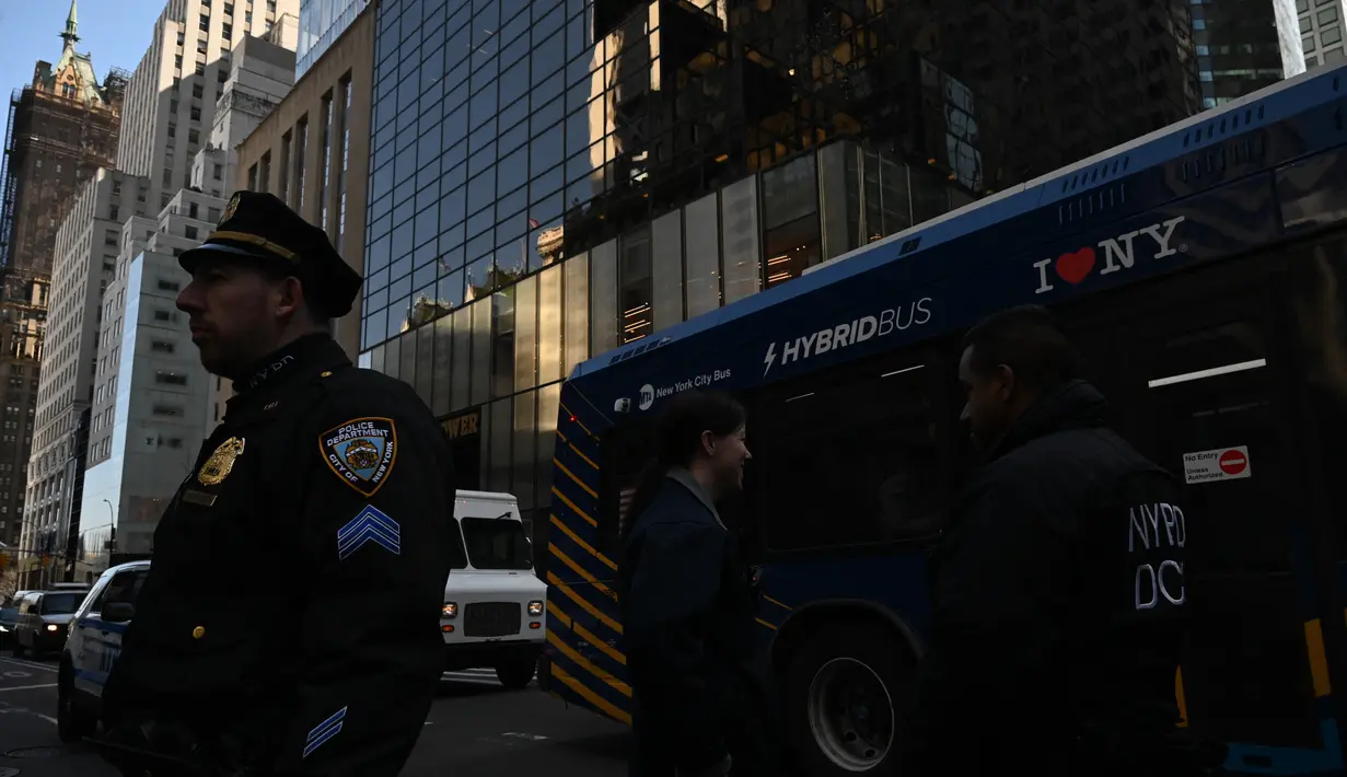 Penutupan jalan diberlakukan, membuat akses ke Trump Tower menjadi sulit, sementara keamanan diperkirakan akan tetap seperti itu sampai Trump meninggalkan kota. (Photo by Ed JONES / AFP)