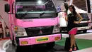 Seorang wanita cantik berpose dengan salah satu mobil yang dipamerkan pada Auto Show GIIAS 2015, Jakarta, Jumat (21/8/2015). Kehadiran para wanita cantik menjadi warna tersendiri pada acara pameran tersebut. (Liputan6.com/Helmi Afandi)