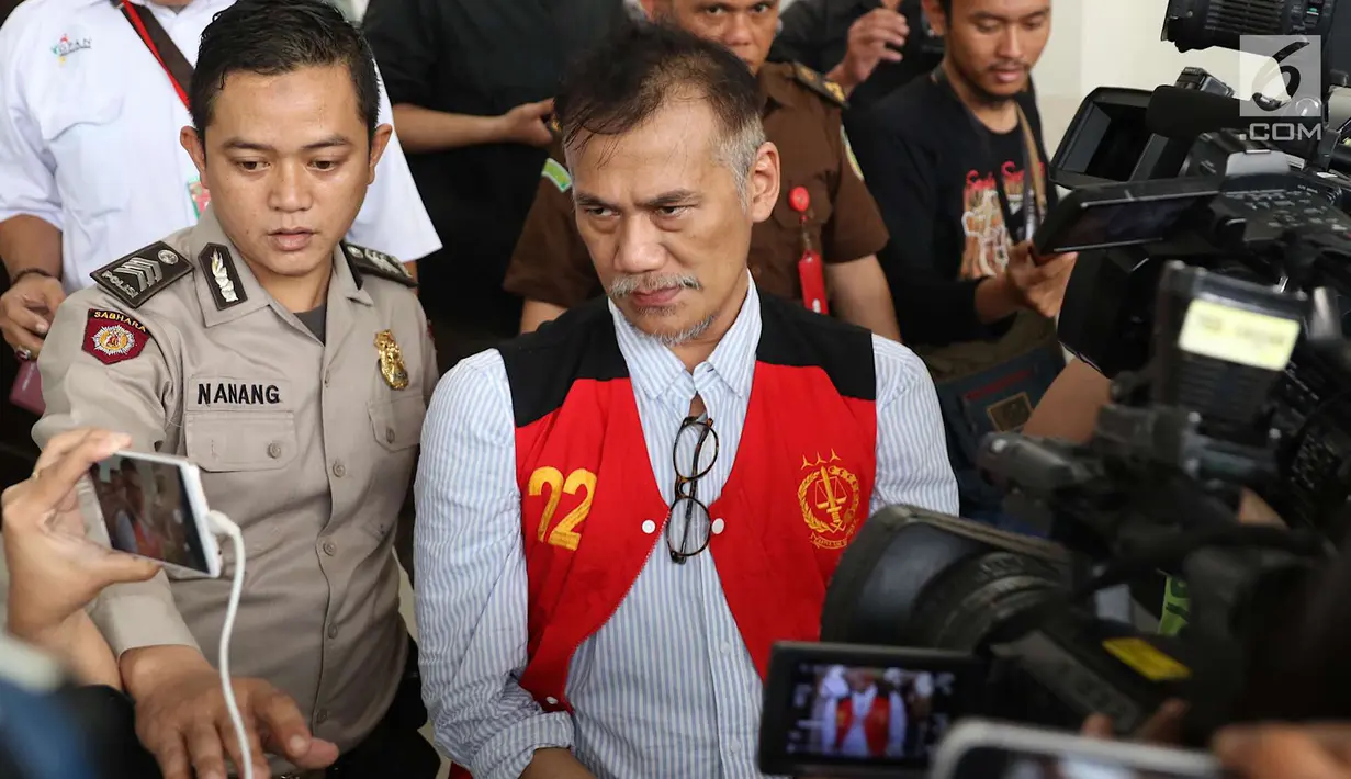 Aktor Tio Pakusadewo menjawab pertanyaan wartawan usai sidang lanjutan kasus penyalahgunaan narkoba di PN Jakarta Selatan, Kamis (19/7). Sidang yang seharusnya beragendakan putusan tersebut diundur pada 24 Juli 2018. (Liputan6.com/Immanuel Antonius)