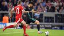 Pemain Real Madrid, Marco Asensio mencetak gol untuk timnya ke gawang Bayern Munchen pada leg pertama semifinal Liga Champions di Allianz Arena, Rabu (25/4). Real Madrid berhasil menumbangkan Bayern Munchen 2-1. (Andreas Gebert/dpa via AP)