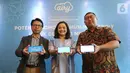 Peneliti Alvara Research Center Lilik Purwandi, VP Marketing Airy Ika Paramita dan Head of Business Unit Airy Ricky Zulfandi menunjukkan aplikasi Airy Syariah saat  media briefing Potensi Akomodasi Muslim Friendly untuk Generasi Milenial di Jakarta, Kamis (31/10/2019). (Liputan6.com/Fery Pradolo)