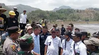 PJ Gubernur Jabar, Bey Machmudin tinjau aksi bersih-bersih di Pantai Cibutun Pesisir Loji, Kabupaten Sukabumi (Liputan6.com/Istimewa)
