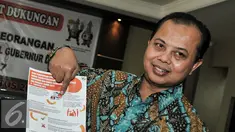  Ketua KPUD DKI Jakarta, Sumarno menunjukan alur syarat penerimaan cagub dan cawagub DKI, Jakarta, Rabu (3/8). KPUD DKI Jakarta resmi membuka pendaftaran untuk pasangan cagub dan cawagub Pilkada DKI lewat jalur perseorangan. (Liputan6.com/Yoppy Renato)