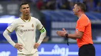 Cristiano Ronaldo saat Al-Nassr kalah 0-2 dari Al-Hilal pada laga pekan ke-25 Liga Arab Saudi di King Fahd International Stadium, Rabu (19/4/2023) dini hari WIB. (AFP/Fayez Nureldine)