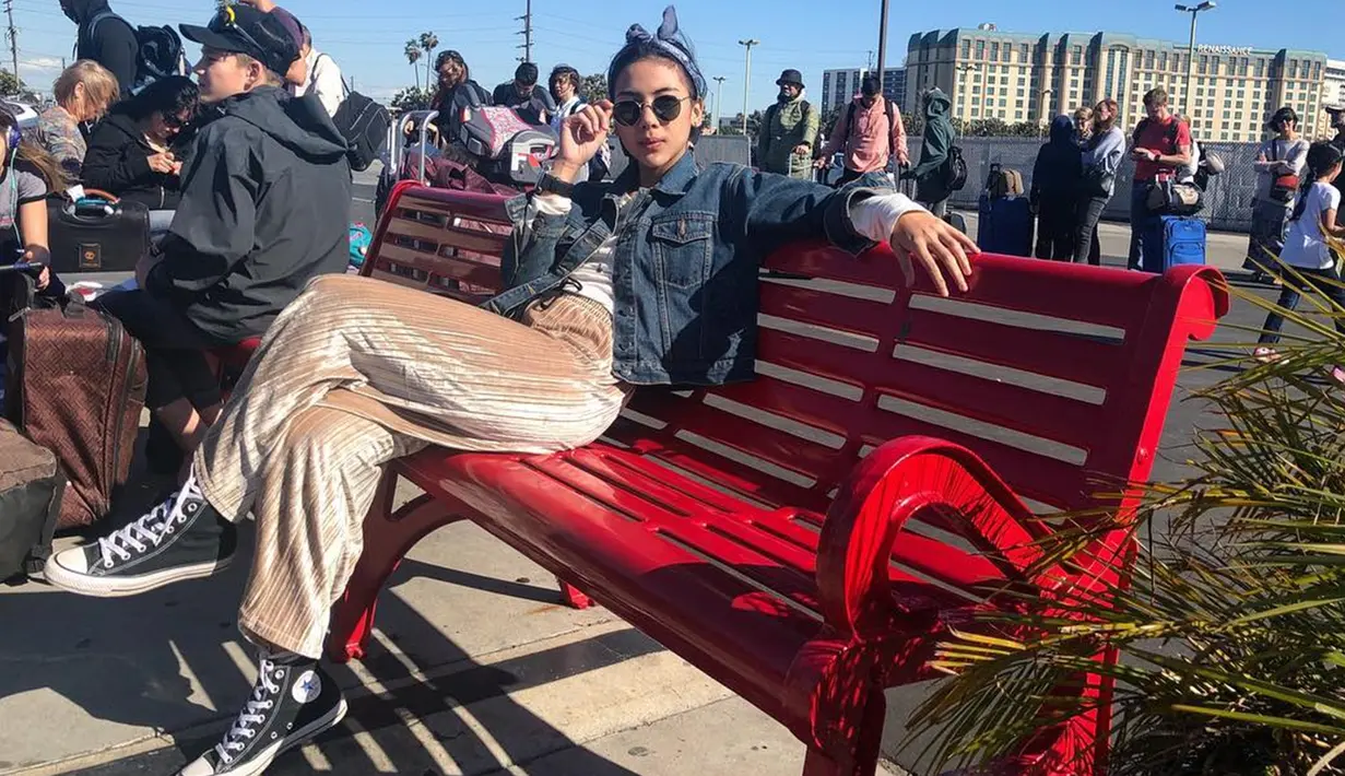 Begini gaya padu padan cewek berusia 26 tahun saat berlibur ke Los Angeles, California. Dinda lebih suka mengenakan pakaian yang nyaman. Salah satunya kaos panjang polos di mix dengan denim, ditambah sentuhan celana bludru warna gold soft yang eye catching.(Liputan6.com/IG/@adindathomas)