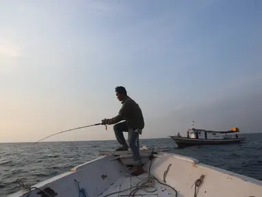 Anggota Jurnalis Joran Indonesia (jojoners) memancing dalam kegiatan Sahur on The Boat ke-4 di kawasan perairan Karang Antu, Banten, Minggu (4/6). Kegiatan ini digelar oleh komunitas Jojoners yang diisi berbagai kegiatan. (Foto dok. Jojoners)
