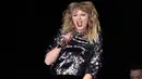 Penyanyi Taylor Swift saat tampil di atas panggung B96 Jingle Bash di Allstate Arena di Rosemont, Illinois (7/12). (Photo by Rob Grabowski/Invision/AP)