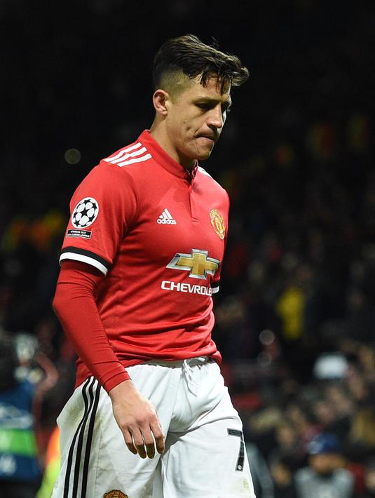 2. Alexis Sanchez - Datang saat Barcelona sedang On Fire. Namun Alexis malah pindah ke Arsenal usai gagal berikan gelar Liga Champions kepada Barcelona. Setahun setelah hengkang, El Barca malah sukses jadi kampiun Liga Champions 2015. (AFP/Oli Scarff)