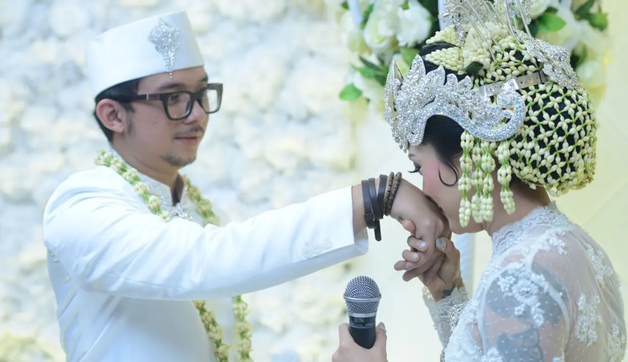 "Ternyata nikahan asli, kondenya lebih berat. Bukan kondenya, mungkin sigarnya kali ya, sigarnya berat dan kalau kita belum makan mungkin kita lapar ya, ya memang lapar ya," tutur Poppy Sovia. (Bayu Herdianto/KapanLagi.com)