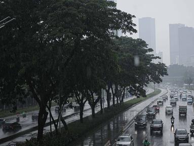Sejumlah kendaraan melintas saat hujan di Bundaran HI, Jakarta, Jumat (18/2/2022). BMKG mengungkapkan potensi curah hujan meningkat dan cuaca ekstrem sepanjang 17-23 Februari 2022. Sejumlah wilayah diminta waspada dampak yang terjadi dari cuaca buruk. (Liputan6.com/Faizal Fanani)