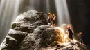 Lebih dari sekadar wisata alam, Gua Jomblang menawarkan perpaduan antara petualangan ekstrem dan keindahan geologis yang edukatif. Bagi para pencinta alam dan penjelajah adrenalin, menembus perut bumi Gua Jomblang adalah pengalaman yang tidak hanya menantang, tetapi juga sebuah perjalanan menuju cahaya di tengah kegelapan bumi Gunungkidul. Tampak dalam foto, wisatawan saat menikmati keindahan Goa Jomblang  di Gunung Kidul, Yogyakarta. (merdeka.com/Arie Basuki)