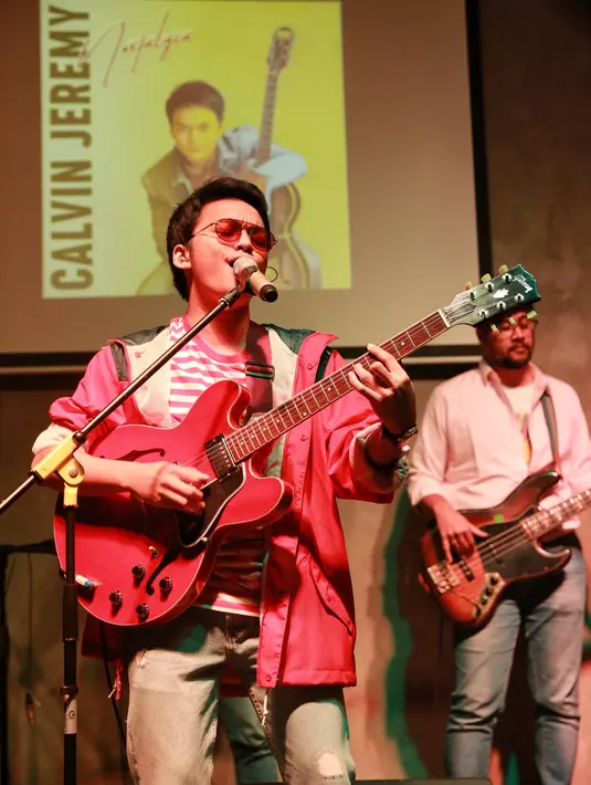 "Sebagai musisi gua harus berangkat dari apa yang pada saat gua dengar itu, nomor satu menggetarkan hati gua dan gua harus happy,” lanjutnya. (Adrian Putra/Bintang.com)