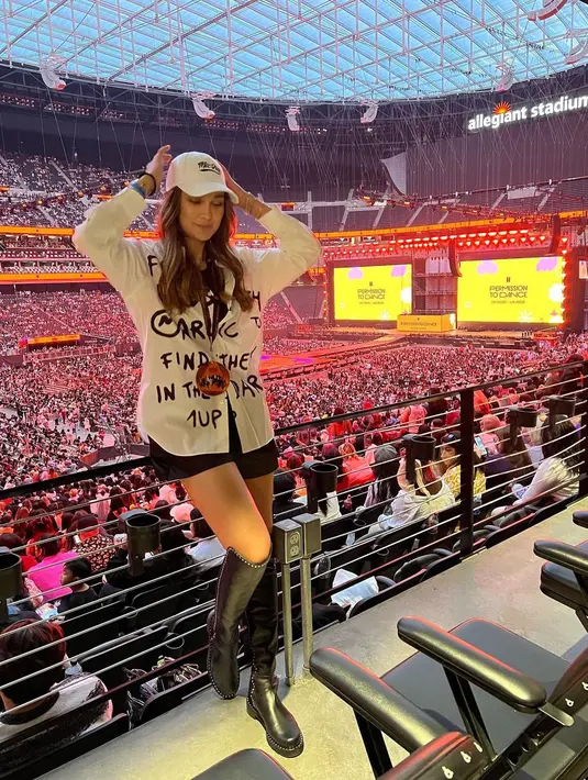 Luna Maya mengawali liburannya di Amerika Serikat dengan menyaksikan konser BTS di Las Vegas. Outfit bernuansa monokrom itu pun menarik perhatian warganet. Mengenakan oversized shirt berwarna putih yang dipadukan dengan rok mini kulit dan boots tinggi berwarna hitam. (instagram/lunamaya)